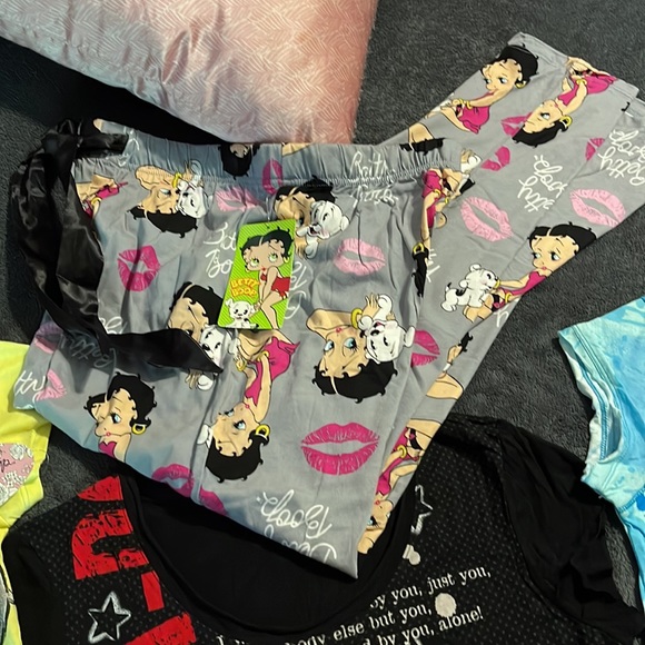 Sleeveless Betty Boop T-shirts with tags and 1 pair Sleeping pants - Picture 4 of 8